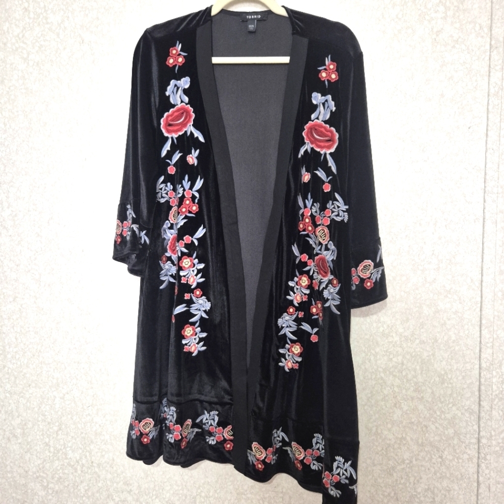 Torrid...New..Elegant Black Floral Embroidered Kimono..Size:00/0